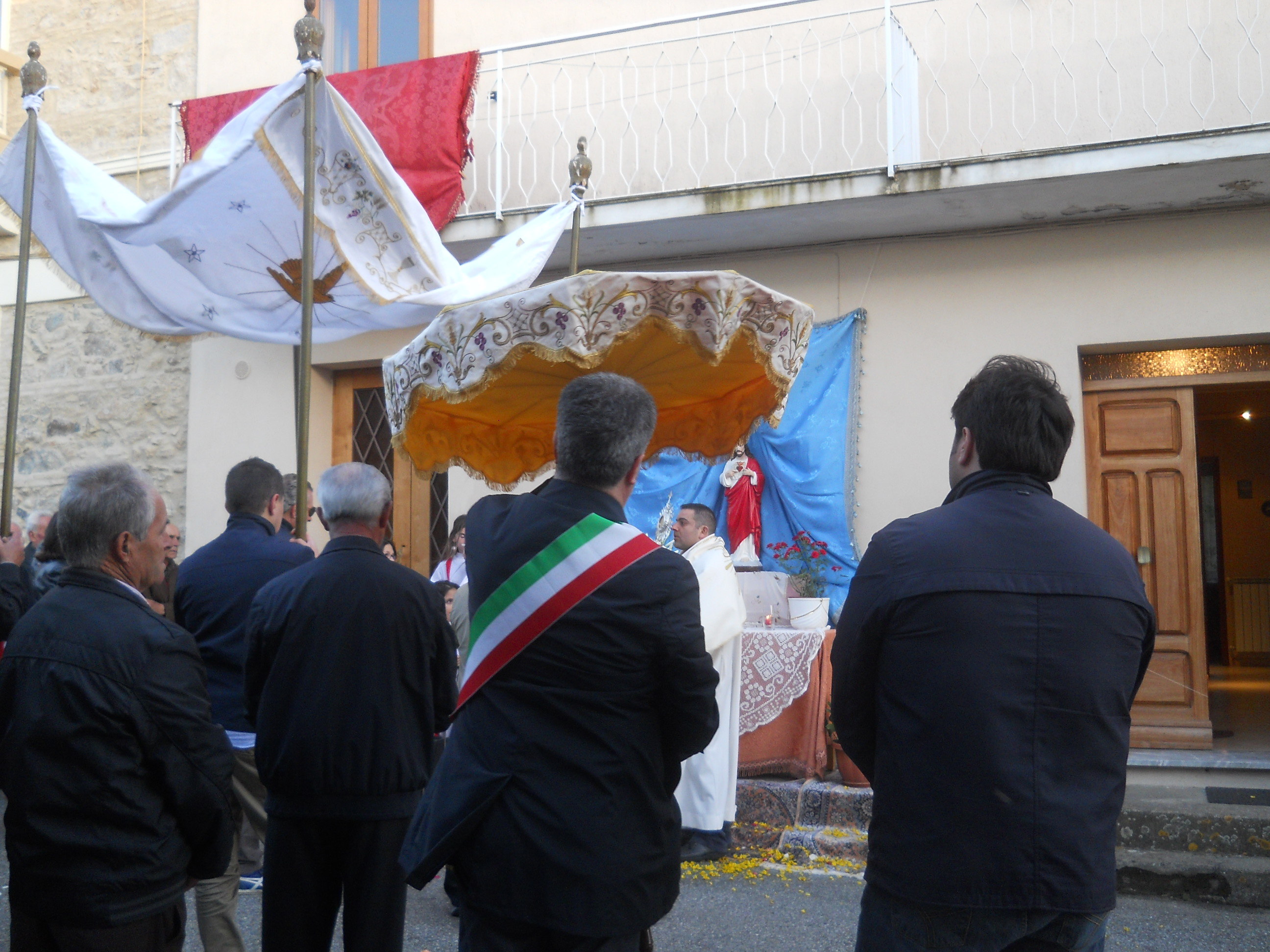 Autorità civili e religiose durante le preghiere al Sacro Cuore